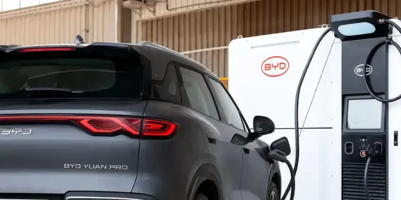 BYD Yuan Pro conectado ao BYD Recharge no eletroposto