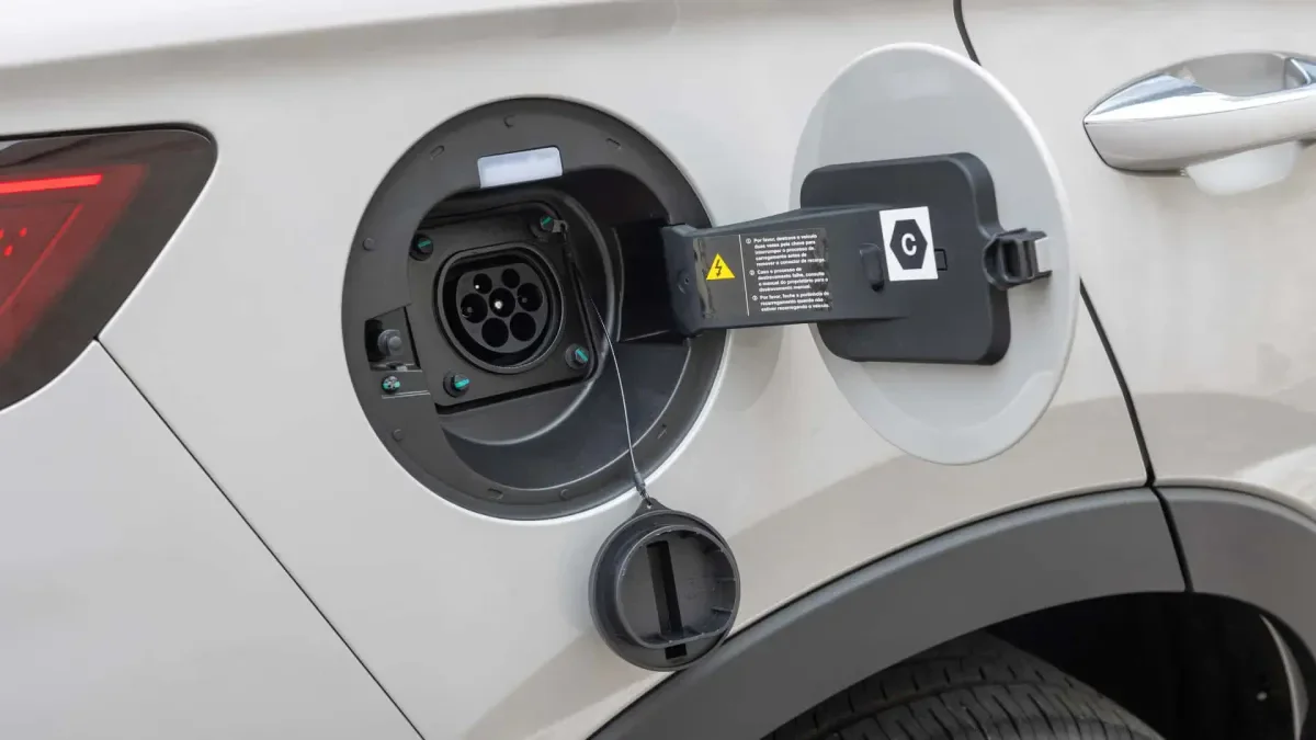 carro byd sendo usado para manter luz do camping acesa com o t